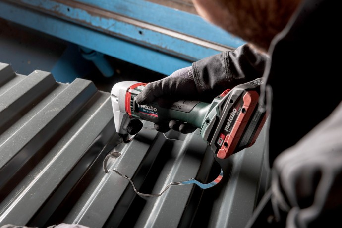 Аккумуляторные вырубные ножницы по металлу Metabo NIV 18 LTX BL 601614850