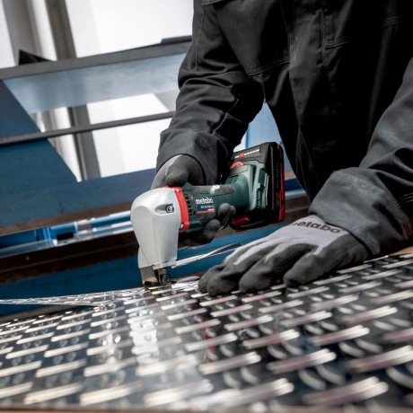 Аккумуляторные листовые ножницы по металлу Metabo SCV 18 LTX BL 601615850